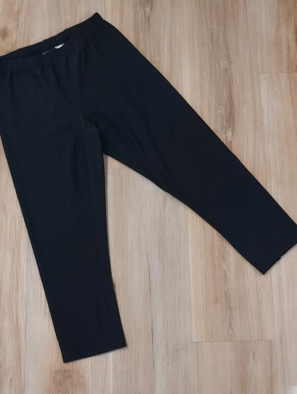 Nike Dri-Fit Black Capri Athletic Leggings Size Small